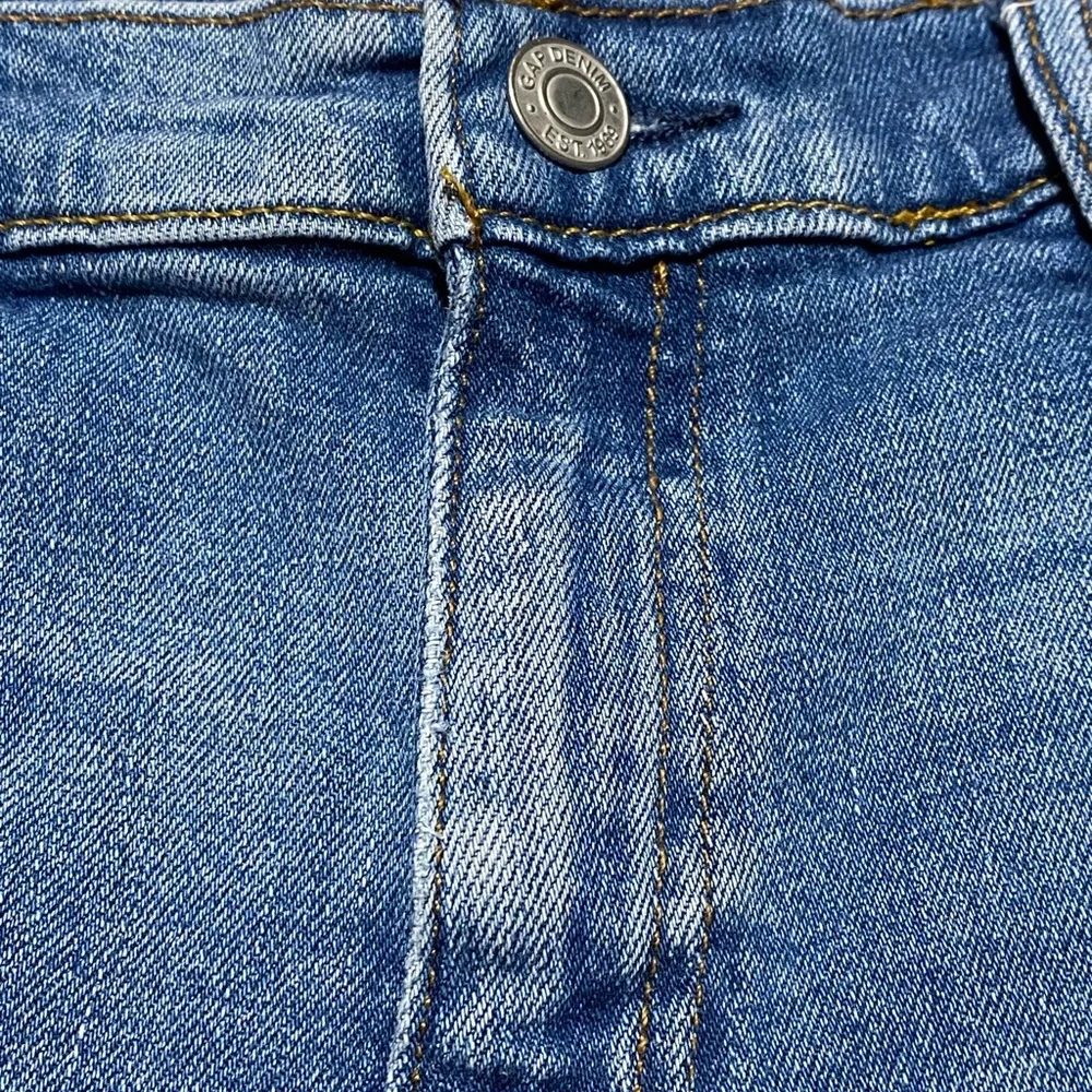 Gap 5” Jean Shorts Women’s 30 Distressed Casual Denim Cut Offs Raw Hem